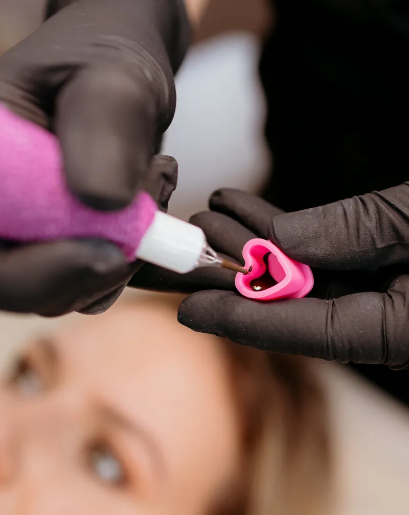 Eine feine Nadel appliziert die Farbe