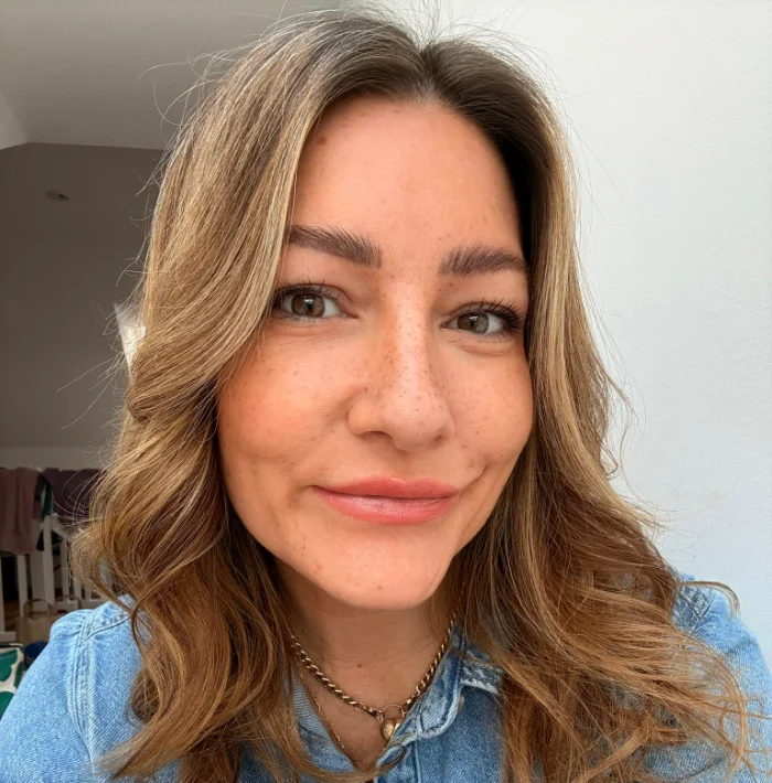 Eine junge Frau mit Faux Freckles