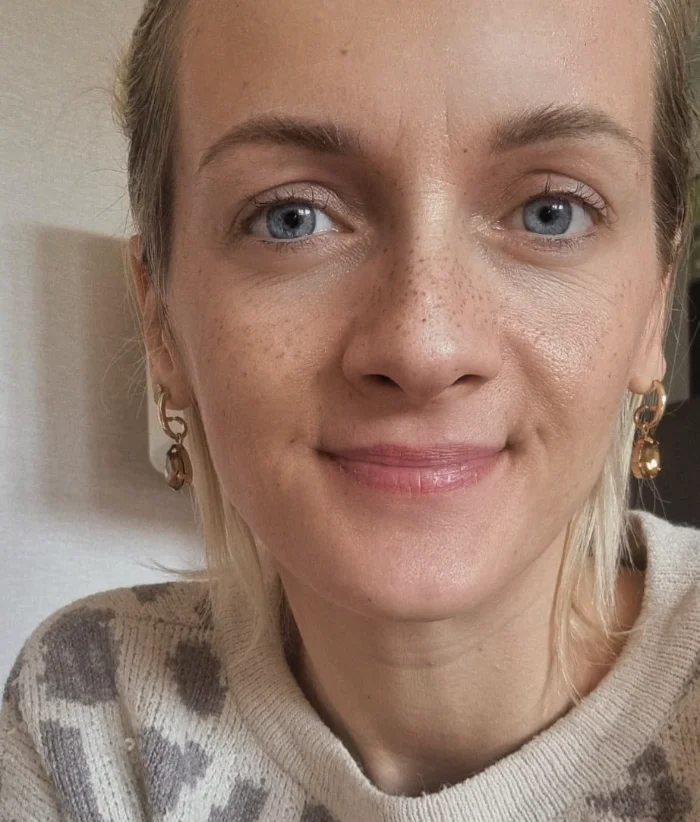 Eine feine Nadel appliziert die Farbe